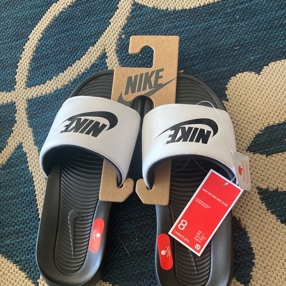 Nike Victori One slides